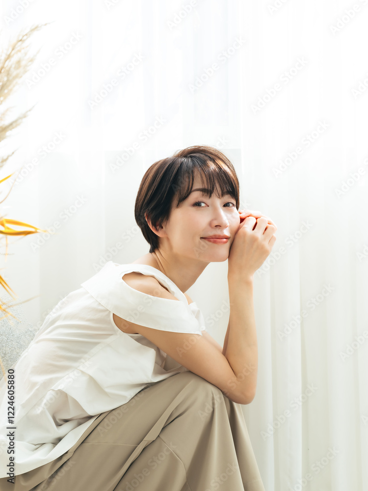 Poster 女性、笑顔、さわやか、ナチュラル、コスメ、化粧品、スキンケア、アンチエイジング、脱毛、美容、ビューティー、ファッション、おしゃれ、明るい、UVケア、日焼け止め、ホワイトニング、美白、美肌、美顔、小顔、エイジングケア、ヘルシー、キレイめ、フェミニン、二の腕、ポートレート、美容院、サロンモデル、ヘアカタログ、ショートヘア、エステ、年齢肌、コピースペース、広告、ミドルエイジ、ミドル、中年、カメラ目線、日