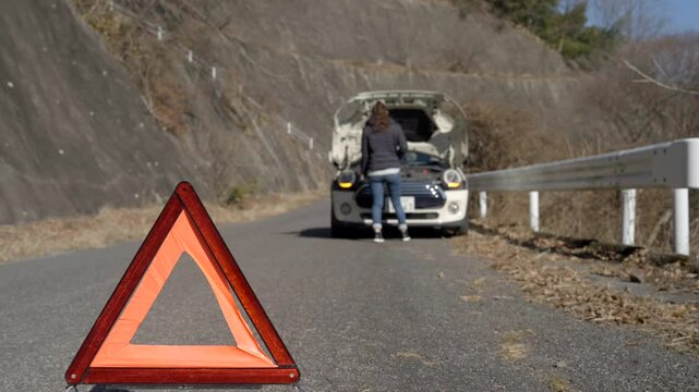 エンジンルームから煙が出てる車