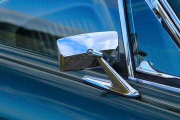 Der Spiegel an einer Autotür.