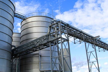 Silos, Tanks einer Industrieanlage.