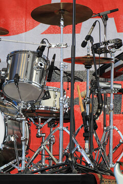 Ein Schlagzeug auf der B&uuml;hne.