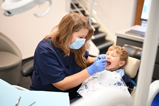 Behandlungsszene in der Kinderzahnarztpraxis