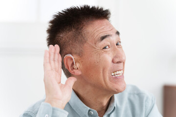 補聴器をつけたシニア男性
