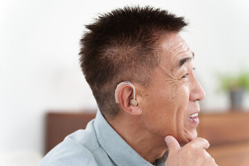 Obraz premium 補聴器をつけたシニア男性