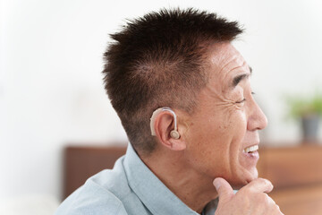 Fototapeta premium 補聴器をつけたシニア男性