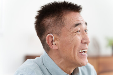 補聴器をつけたシニア男性