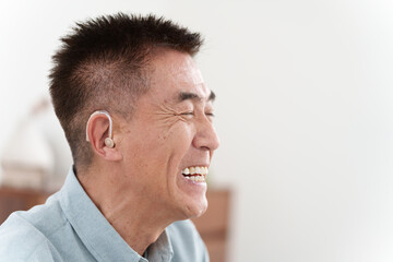 Obraz premium 補聴器をつけたシニア男性