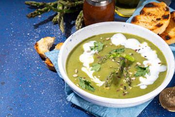 Green asparagus cream soup