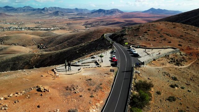 Widok z drona na g&oacute;ry i wulkany wyspy Fuerteventura