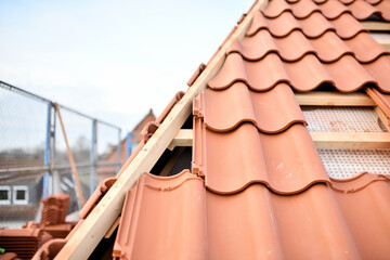 Hausdach Baustelle mit roten Dachziegeln als Material