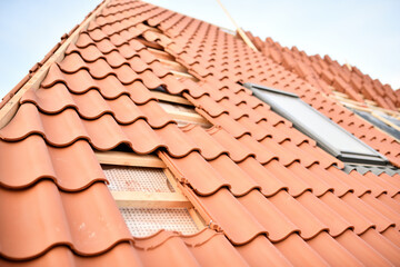 Detail einer Dachdeckung mit Dachziegeln auf neuem Hausdach