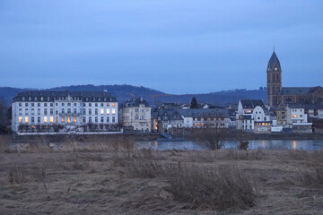 Naklejka premium Blick auf Engers am Rhein mit Barockschloss im Abendlicht