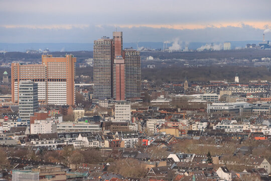 K&ouml;ln am Rhein; Blick vom Dom nach S&uuml;dwesten mit Justizzentrum, Uni-Center und den Kohlekraftwerken am Horizont