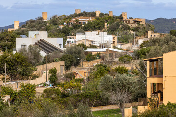 Obraz premium Townscape of Felanitx, Majorca, Mallorca, Balearic Islands, Spain, Europe, with view to a row of old abandoned windmill towers on a hill