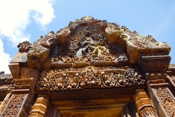 Fototapeta premium Carved pediment of Banteay Srei in Siem Reap, Cambodia