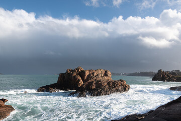 Obraz premium Vagues, écume et gouttelettes en bord de mer 