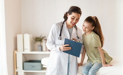 Obraz premium patient with a doctor in medical office