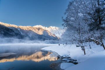 冬の上高地スノーハイク 霧氷の大正池から水面に映る穂高連峰
