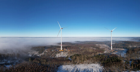 Windkraftausbau am Rand des Ruhrgebiets zum Sauerland - Nebel und Frost im Januar 2025