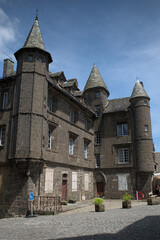 Obraz premium rues, monuments et place de Salers dans le Cantal en Auvergne, vieux murs et vieilles pierre d'un village historique