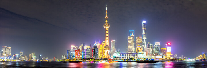 Naklejka premium Shanghai skyline at the Bund with Oriental Pearl Tower downtown Pudong panorama at night in China