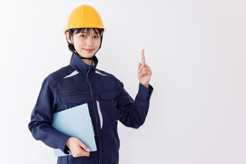 クリップボードを持つ作業服の女性　指差し
