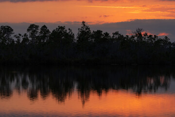 Obraz premium sunset over the lake
