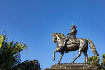 Obraz premium Statue of Chhatrapati Shivaji Maharaj on horseback riding a horse with raised sword Pratapgad, Maharashtra, India