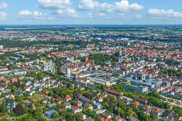 Fototapeta premium Ulm am Südrand der schwäbischen Alb in Baden-Württemberg im Luftbild