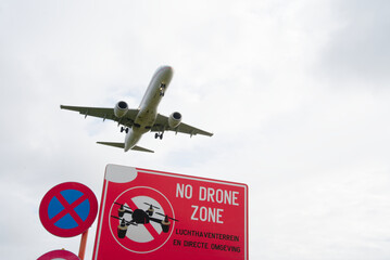 High-Flying Contradiction: Plane Passes Over 'No Drone Zone' Sign with Dutch Warning