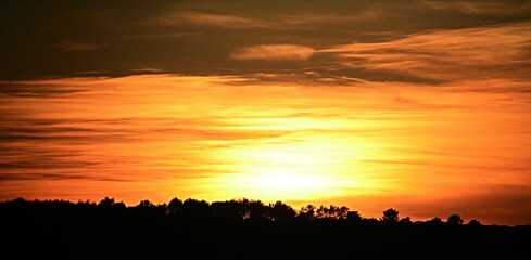 Soleil couchant sur la colline de Maruejols