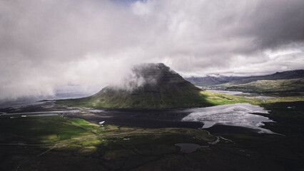 Kirkjufell in Island - dieser Berg ist für Fans der Serie Game of Thrones als Kulisse sehr bekannt.