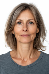 Lächelnde Frau mit 50 Jahren in der Lebensmitte mit grauen Haaren