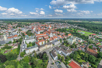 Obraz premium Sommerlicher Ausblick auf die Donaustadt Dillingen in Bayerisch-Schwaben