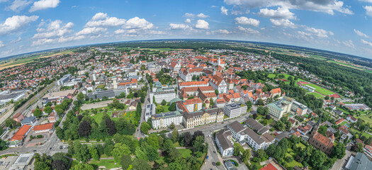 Die nordschwäbische Kreisstadt Dillingen an der Donau aus der Vogelperspektive