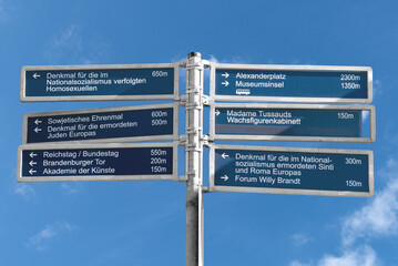 Touristenwegweiser mit sehenswerten Zielen in Berlin © hkama