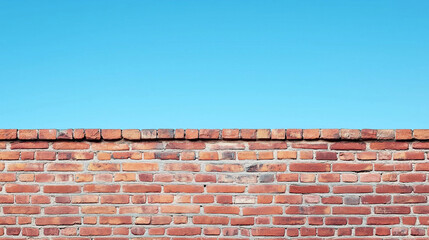 Mur en briques rouges avec lignes de mortier visibles sur fond de ciel bleu clair