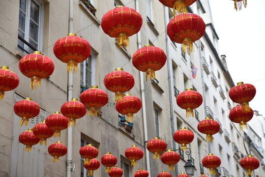 Ruelle d&eacute;cor&eacute;e de lanternes rouge et or du Nouvel An chinois &agrave; Paris