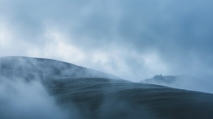 Obraz premium fogy hill, cloudy sky 