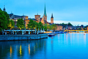 Obraz premium Panoramic view of Zurich city at twilight, swiss Alps, Switzerland