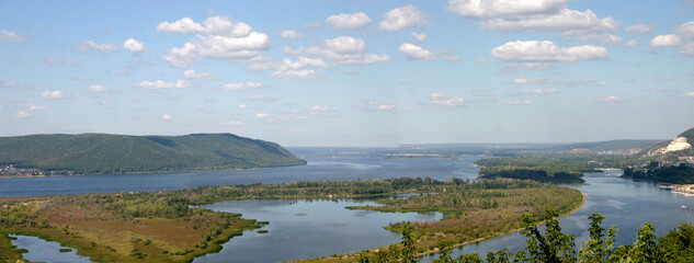 Panoramic view of the lake and mountains on a sunny day