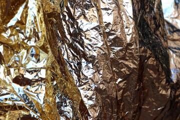 Goldene faltige Rettungsdecke. Goldene Hintergrund.