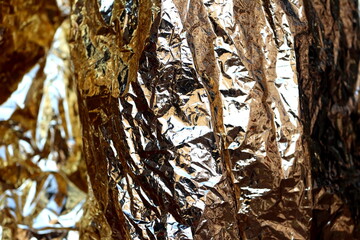 Goldene zerknitterter Stofffragment.