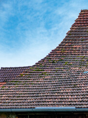 Schäden an einem alten Dach