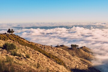 Obraz premium Über den Wolken: Wandern mit traumhaftem Aussichten am Pico do Arieiro (Madeira, Portugal). 
