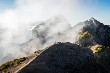 Über den Wolken: Wandern mit traumhaftem Aussichten am Pico do Arieiro (Madeira, Portugal). 