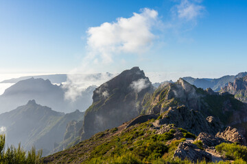 Über den Wolken: Wandern mit traumhaftem Aussichten am Pico do Arieiro (Madeira, Portugal). 