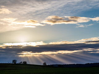 Sonnenstrahlen am Abendhimmel