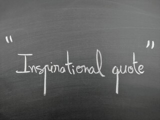 Obraz premium Handwritten text 'Inspirational quote' on a clean black chalkboard surface