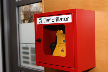 Defibrillator im Eingangsbereich eines öffentlichen Gebäudes